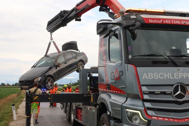 Drei teils Schwerverletzte bei Auto�berschlag auf regennasser Stra�e in Fischlham