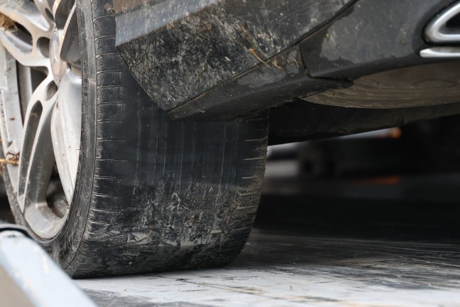 Drei teils Schwerverletzte bei Auto�berschlag auf regennasser Stra�e in Fischlham