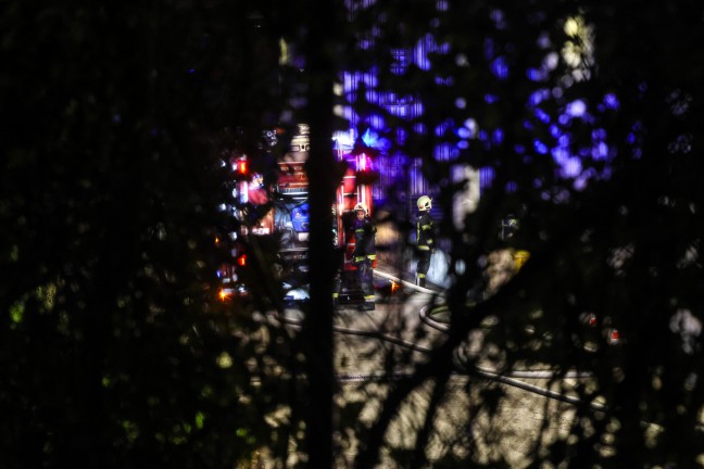 Drei Feuerwehren alarmiert: N�chtlicher Brand bei Abfallverwertungsunternehmen in Wels-Schafwiesen