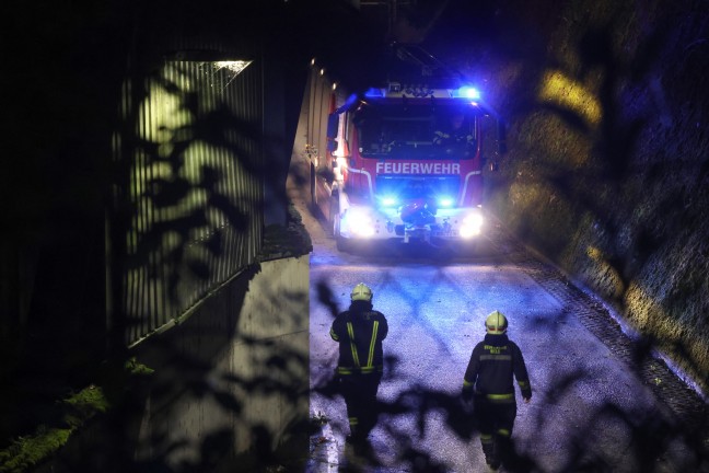 Drei Feuerwehren alarmiert: N�chtlicher Brand bei Abfallverwertungsunternehmen in Wels-Schafwiesen