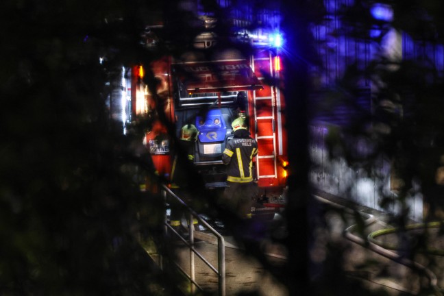 Drei Feuerwehren alarmiert: N�chtlicher Brand bei Abfallverwertungsunternehmen in Wels-Schafwiesen