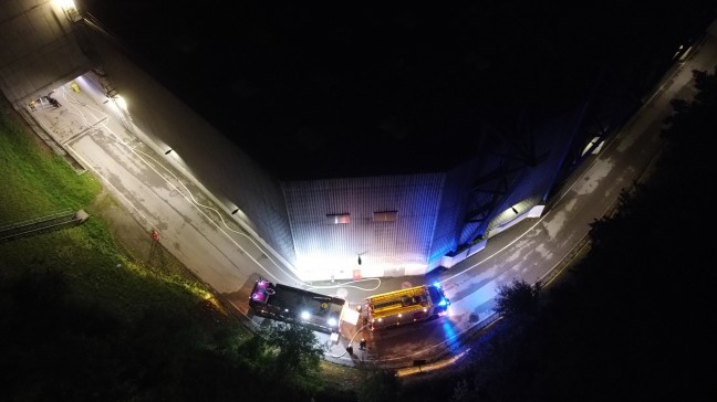 Drei Feuerwehren alarmiert: N�chtlicher Brand bei Abfallverwertungsunternehmen in Wels-Schafwiesen