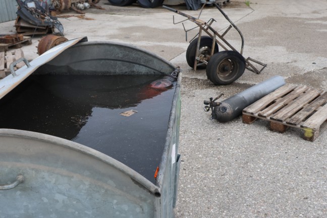 Sechs Feuerwehren bei Gasflaschenbrand in einer Werkst�tte in Pettenbach im Einsatz