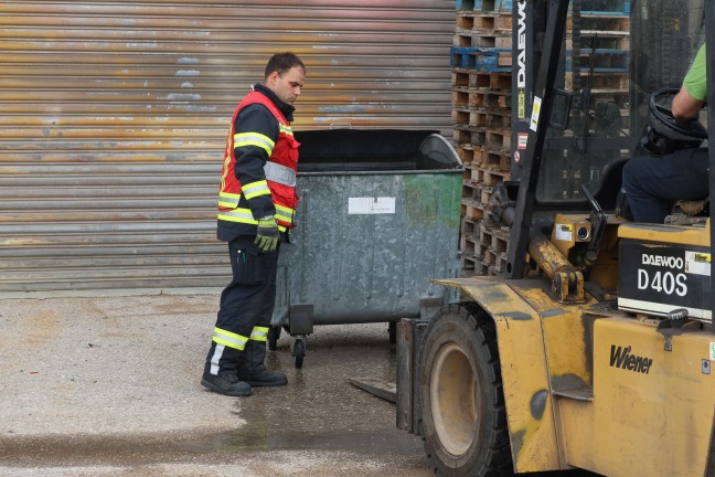 Sechs Feuerwehren bei Gasflaschenbrand in einer Werkst�tte in Pettenbach im Einsatz