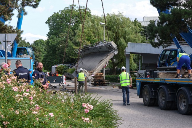 Stundenlang eingeklemmt: Tonnenschwere Br�cke in Linz-Kleinm�nchen-Auwiesen auf LKW herabgest�rzt