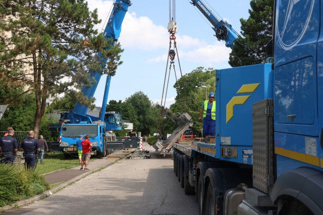 Stundenlang eingeklemmt: Tonnenschwere Br�cke in Linz-Kleinm�nchen-Auwiesen auf LKW herabgest�rzt