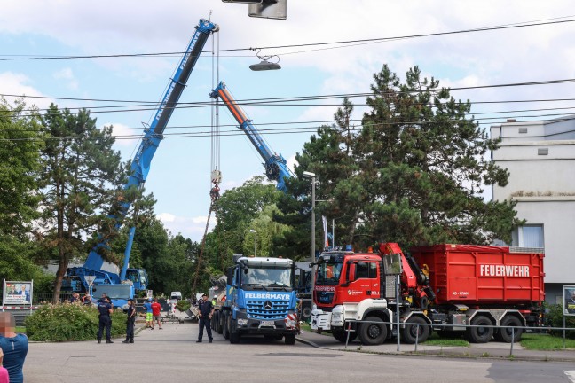 Stundenlang eingeklemmt: Tonnenschwere Br�cke in Linz-Kleinm�nchen-Auwiesen auf LKW herabgest�rzt