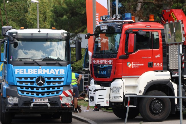 Stundenlang eingeklemmt: Tonnenschwere Br�cke in Linz-Kleinm�nchen-Auwiesen auf LKW herabgest�rzt