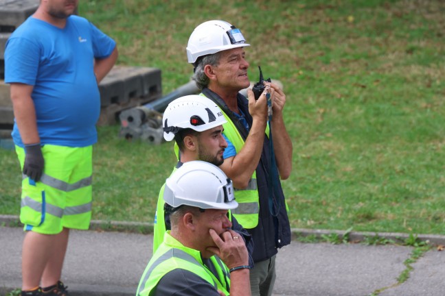 Stundenlang eingeklemmt: Tonnenschwere Br�cke in Linz-Kleinm�nchen-Auwiesen auf LKW herabgest�rzt