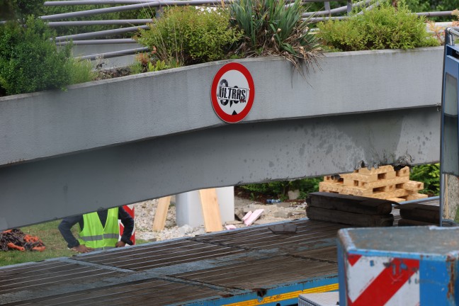 Stundenlang eingeklemmt: Tonnenschwere Br�cke in Linz-Kleinm�nchen-Auwiesen auf LKW herabgest�rzt