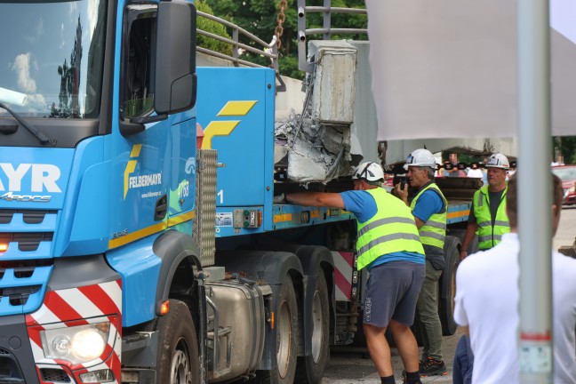 Stundenlang eingeklemmt: Tonnenschwere Br�cke in Linz-Kleinm�nchen-Auwiesen auf LKW herabgest�rzt