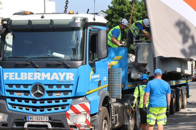Stundenlang eingeklemmt: Tonnenschwere Br�cke in Linz-Kleinm�nchen-Auwiesen auf LKW herabgest�rzt