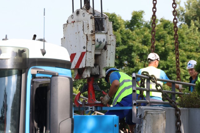Stundenlang eingeklemmt: Tonnenschwere Br�cke in Linz-Kleinm�nchen-Auwiesen auf LKW herabgest�rzt