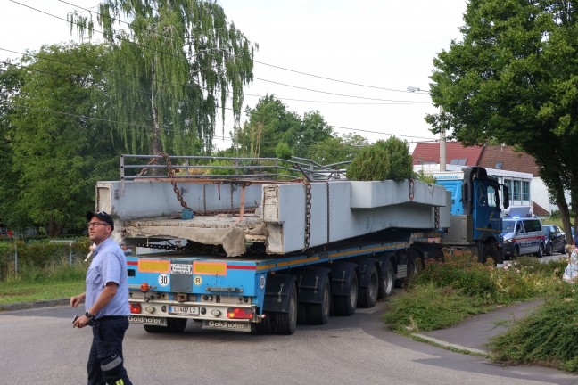 Stundenlang eingeklemmt: Tonnenschwere Br�cke in Linz-Kleinm�nchen-Auwiesen auf LKW herabgest�rzt