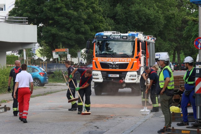Stundenlang eingeklemmt: Tonnenschwere Br�cke in Linz-Kleinm�nchen-Auwiesen auf LKW herabgest�rzt