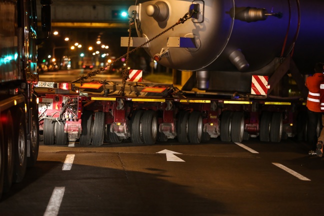 364-Tonnen-Schwertransport gut beim Linzer Hafen angekommen