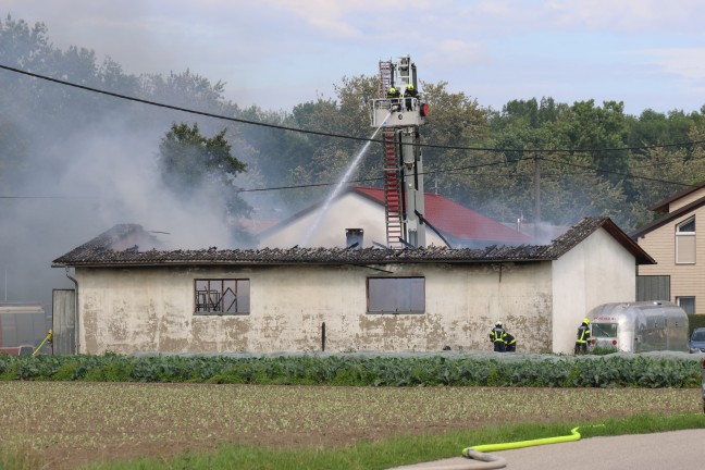 Vollbrand: F�nf Feuerwehren bei Brand einer als Autowerkstatt genutzten Halle in Pupping im Einsatz
