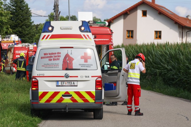 Vollbrand: F�nf Feuerwehren bei Brand einer als Autowerkstatt genutzten Halle in Pupping im Einsatz