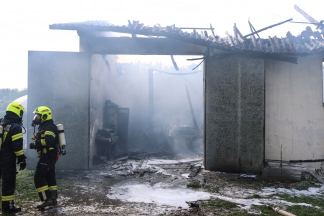 Vollbrand: F�nf Feuerwehren bei Brand einer als Autowerkstatt genutzten Halle in Pupping im Einsatz