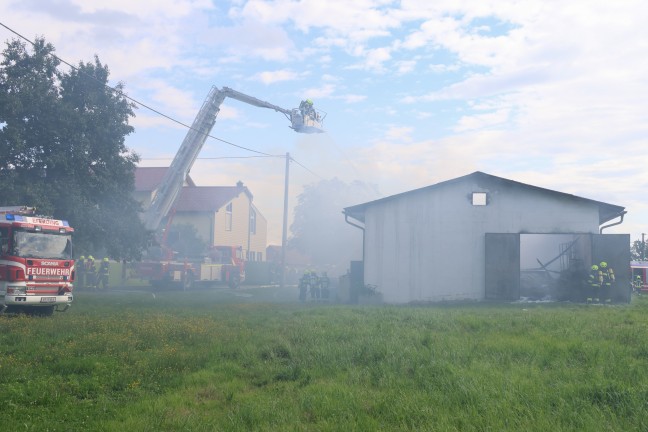 Vollbrand: F�nf Feuerwehren bei Brand einer als Autowerkstatt genutzten Halle in Pupping im Einsatz