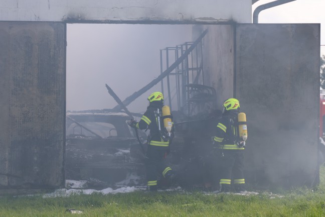 Vollbrand: F�nf Feuerwehren bei Brand einer als Autowerkstatt genutzten Halle in Pupping im Einsatz