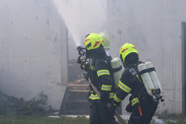 Vollbrand: F�nf Feuerwehren bei Brand einer als Autowerkstatt genutzten Halle in Pupping im Einsatz