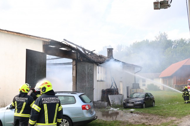 Vollbrand: F�nf Feuerwehren bei Brand einer als Autowerkstatt genutzten Halle in Pupping im Einsatz