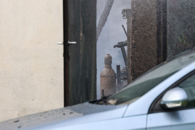 Vollbrand: F�nf Feuerwehren bei Brand einer als Autowerkstatt genutzten Halle in Pupping im Einsatz