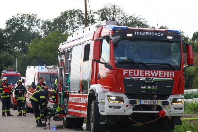Vollbrand: F�nf Feuerwehren bei Brand einer als Autowerkstatt genutzten Halle in Pupping im Einsatz