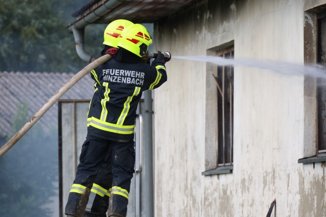 Vollbrand: F�nf Feuerwehren bei Brand einer als Autowerkstatt genutzten Halle in Pupping im Einsatz