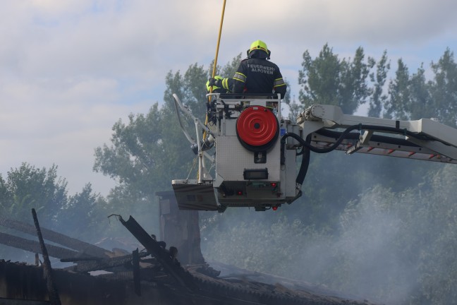 Vollbrand: F�nf Feuerwehren bei Brand einer als Autowerkstatt genutzten Halle in Pupping im Einsatz