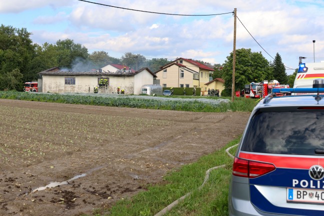 Vollbrand: F�nf Feuerwehren bei Brand einer als Autowerkstatt genutzten Halle in Pupping im Einsatz