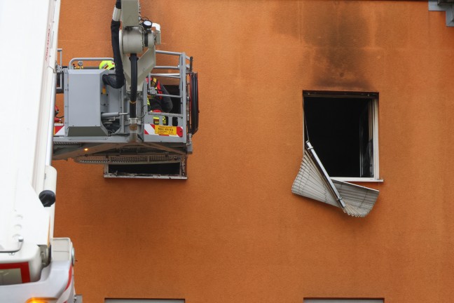Kinderzimmer in Vollbrand: Gr��erer Einsatz bei Brand in einer Wohnanlage in V�cklabruck