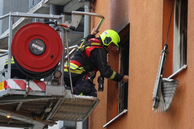 Kinderzimmer in Vollbrand: Gr��erer Einsatz bei Brand in einer Wohnanlage in V�cklabruck