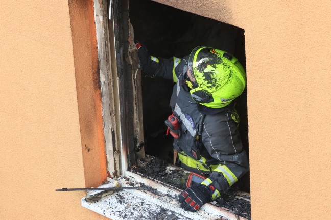 Kinderzimmer in Vollbrand: Gr��erer Einsatz bei Brand in einer Wohnanlage in V�cklabruck