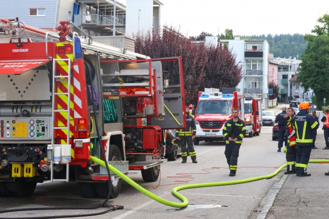 Kinderzimmer in Vollbrand: Gr��erer Einsatz bei Brand in einer Wohnanlage in V�cklabruck