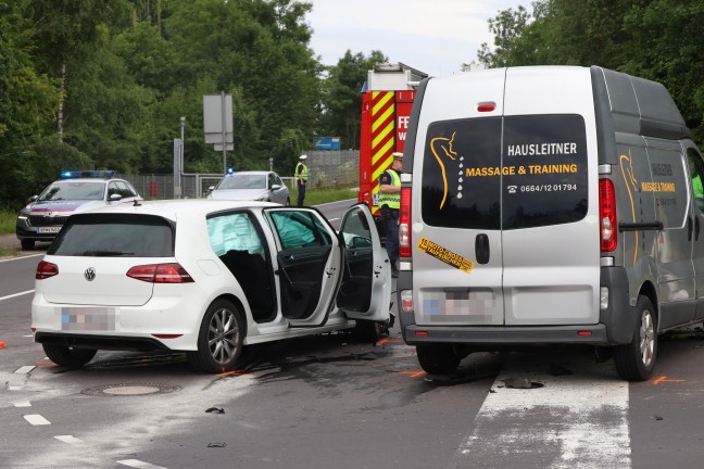 Kreuzungscrash zwischen PKW und Kleintransporter bei Autobahnauffahrt in Wei�kirchen an der Traun