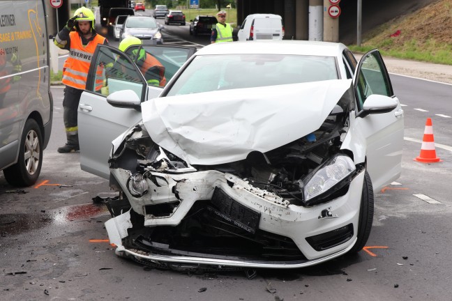Kreuzungscrash zwischen PKW und Kleintransporter bei Autobahnauffahrt in Wei�kirchen an der Traun