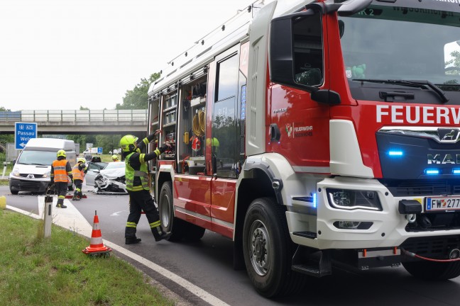 Kreuzungscrash zwischen PKW und Kleintransporter bei Autobahnauffahrt in Wei�kirchen an der Traun