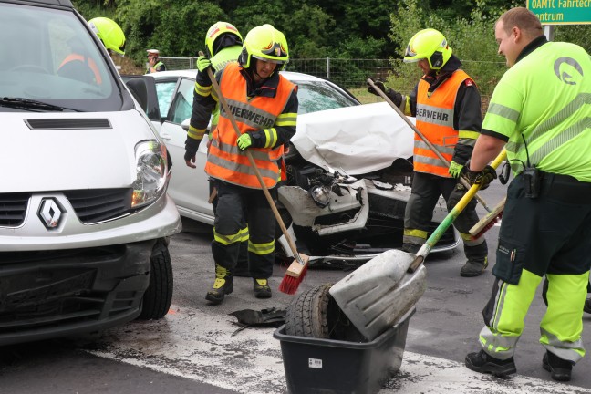 Kreuzungscrash zwischen PKW und Kleintransporter bei Autobahnauffahrt in Wei�kirchen an der Traun
