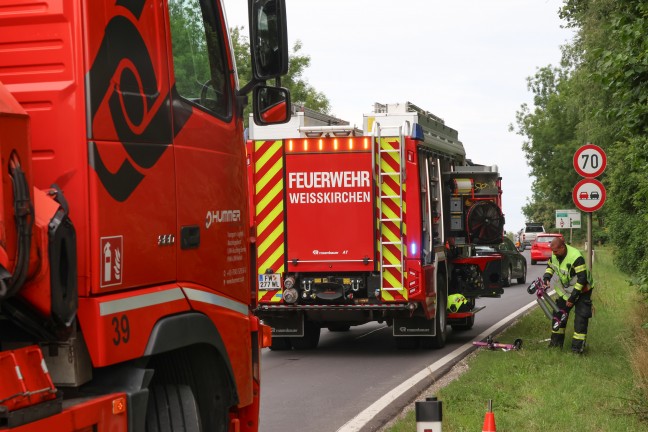 Kreuzungscrash zwischen PKW und Kleintransporter bei Autobahnauffahrt in Wei�kirchen an der Traun
