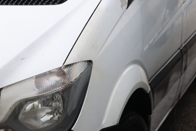 Brand eines Kleintransporters nach einer Autoreparatur in Wels-Schafwiesen