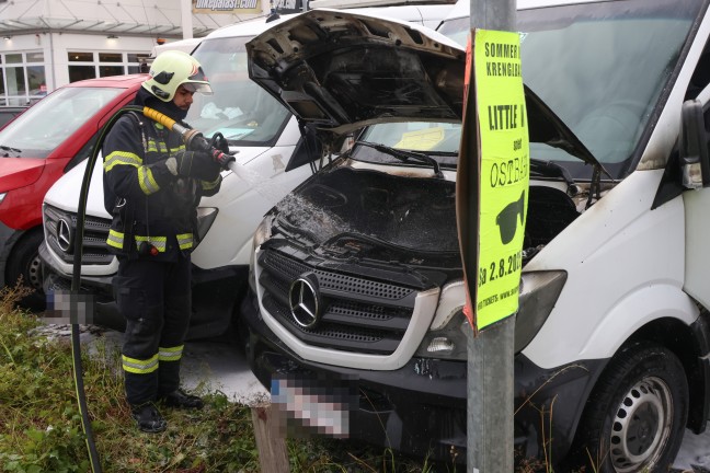 Brand eines Kleintransporters nach einer Autoreparatur in Wels-Schafwiesen