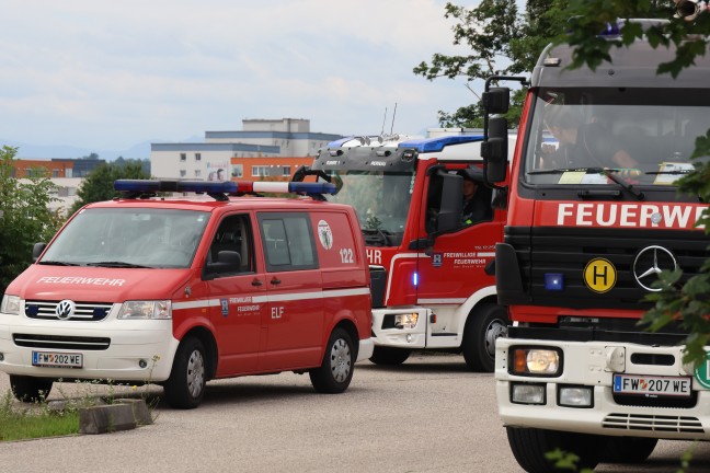 Brand eines Kleintransporters nach einer Autoreparatur in Wels-Schafwiesen