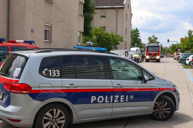 Angebranntes Kochgut: Einsatzkr�fte zu Rauchentwicklung aus Fenster in Wels-Neustadt alarmiert