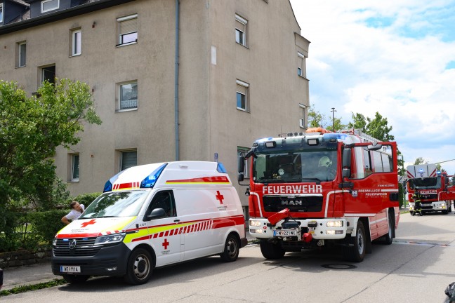 Angebranntes Kochgut: Einsatzkr�fte zu Rauchentwicklung aus Fenster in Wels-Neustadt alarmiert