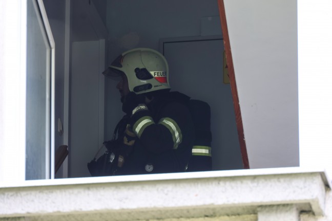 Angebranntes Kochgut: Einsatzkr�fte zu Rauchentwicklung aus Fenster in Wels-Neustadt alarmiert