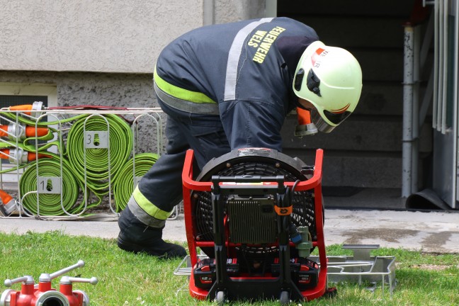 Angebranntes Kochgut: Einsatzkr�fte zu Rauchentwicklung aus Fenster in Wels-Neustadt alarmiert