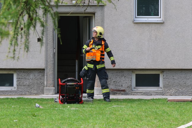 Angebranntes Kochgut: Einsatzkr�fte zu Rauchentwicklung aus Fenster in Wels-Neustadt alarmiert