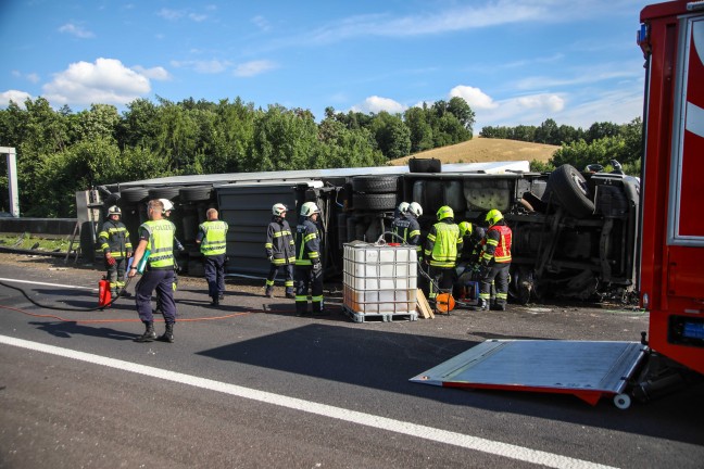 LKW-Sattelzug auf Innkreisautobahn in Pichl bei Wels umgest�rzt